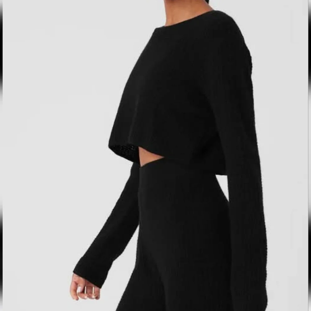 Alo Yoga Cashmere Plush Waffle Cropped Long Sleeve Sweater in Black  sz XS